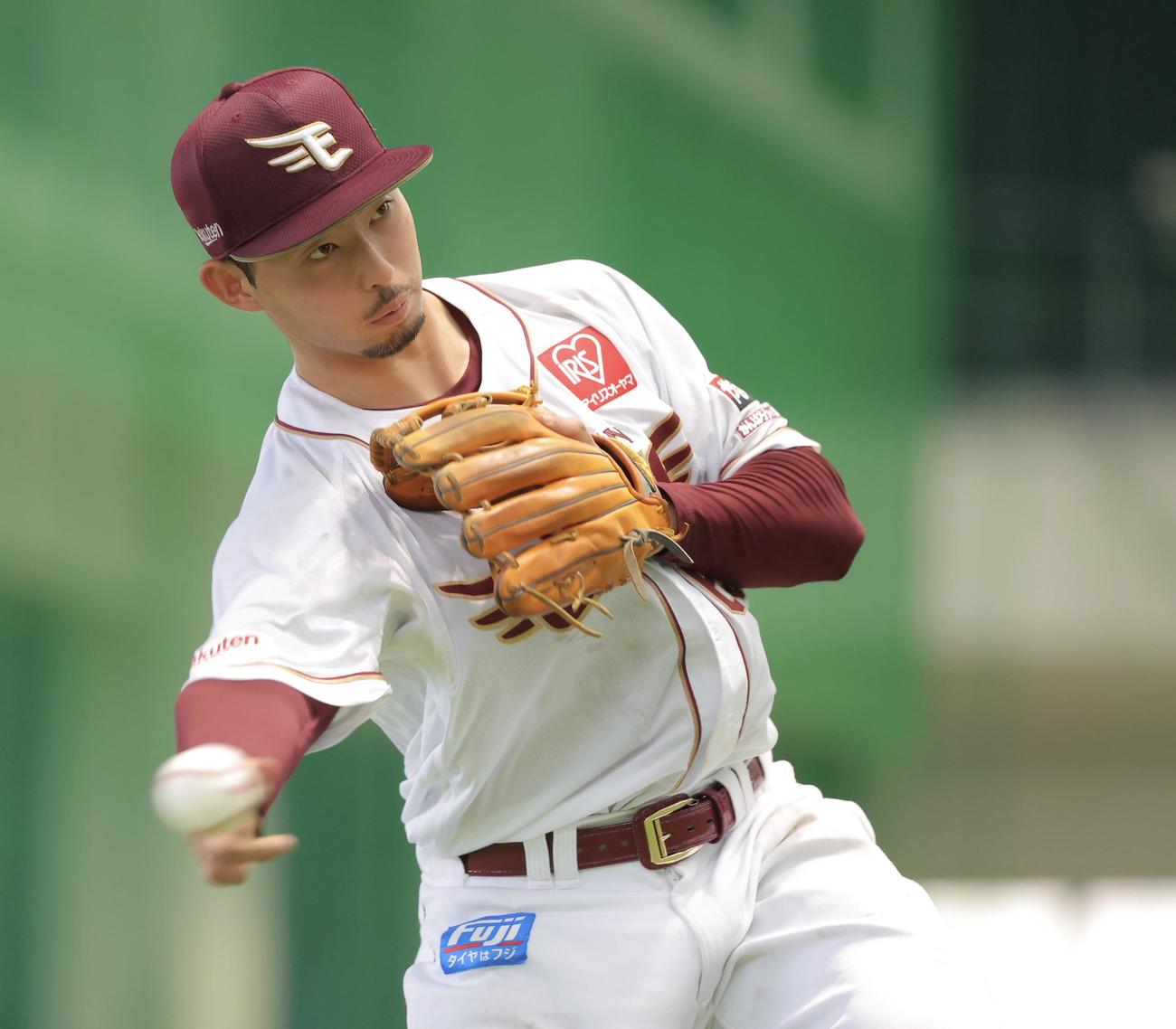 特守に臨む楽天入江（撮影・河田真司）