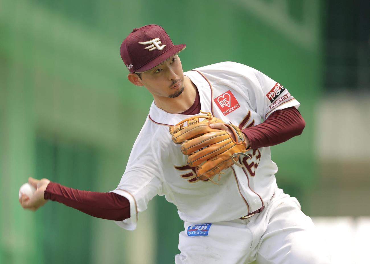 特守に臨む楽天入江（撮影・河田真司）