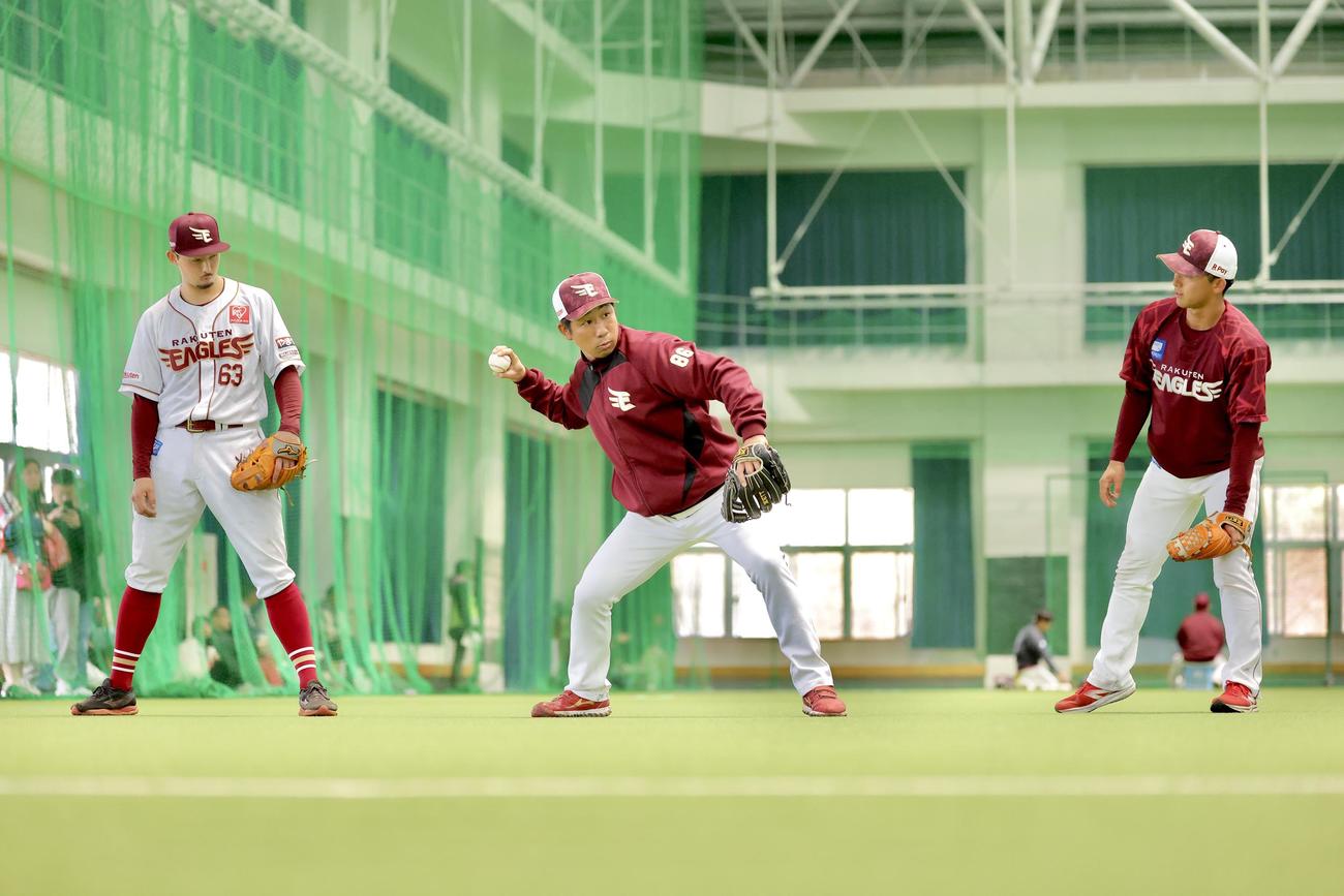 特守に臨む楽天宗山（右）と入江（左）。中央は塩川内野守備走塁コーチ（撮影・河田真司）