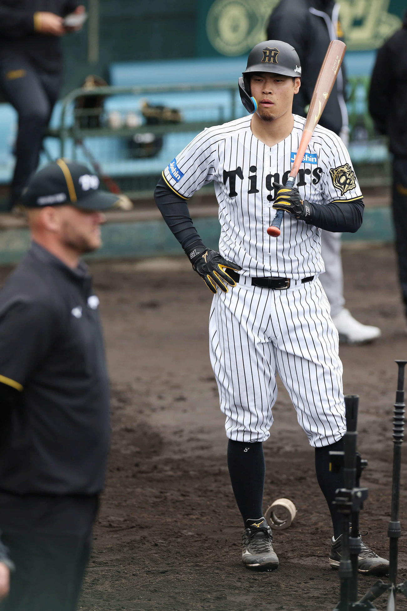 打撃練習に臨む阪神佐藤輝。左はサンズ氏（撮影・前田充）