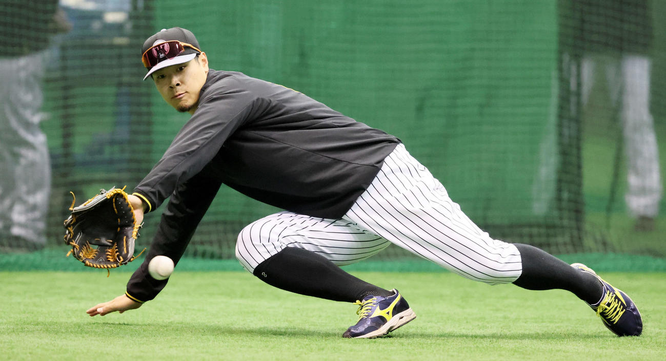 早出特守する阪神佐藤輝（撮影・加藤哉）