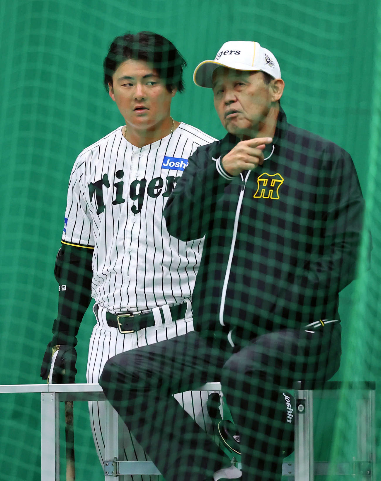 岡田オーナー付顧問（右）の話を聞く前川（撮影・藤尾明華）
