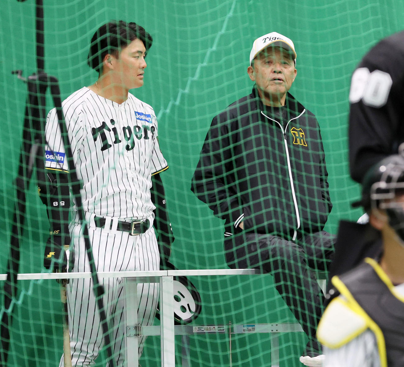 ブルペンで打席に立った前川（左）と話す岡田オーナー付顧問（撮影・加藤哉）
