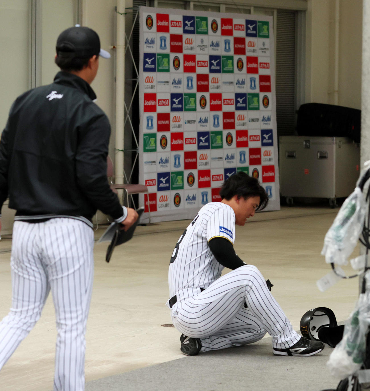 ブルペンで投球練習していた西勇のボールを受け痛がる前川（撮影・加藤哉）