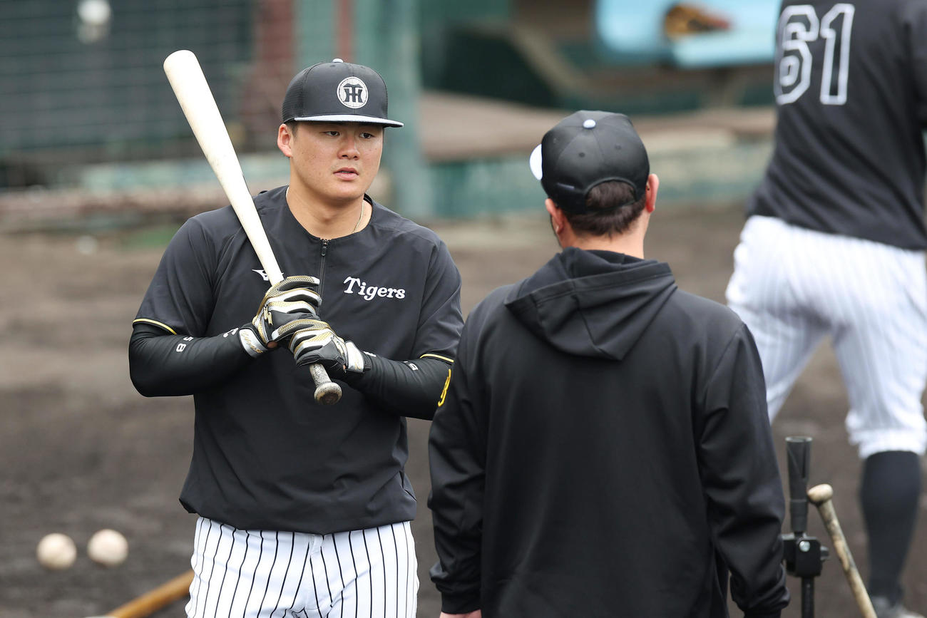阪神小谷野打撃コーチ（右）と言葉を交わす前川（撮影・前田充）