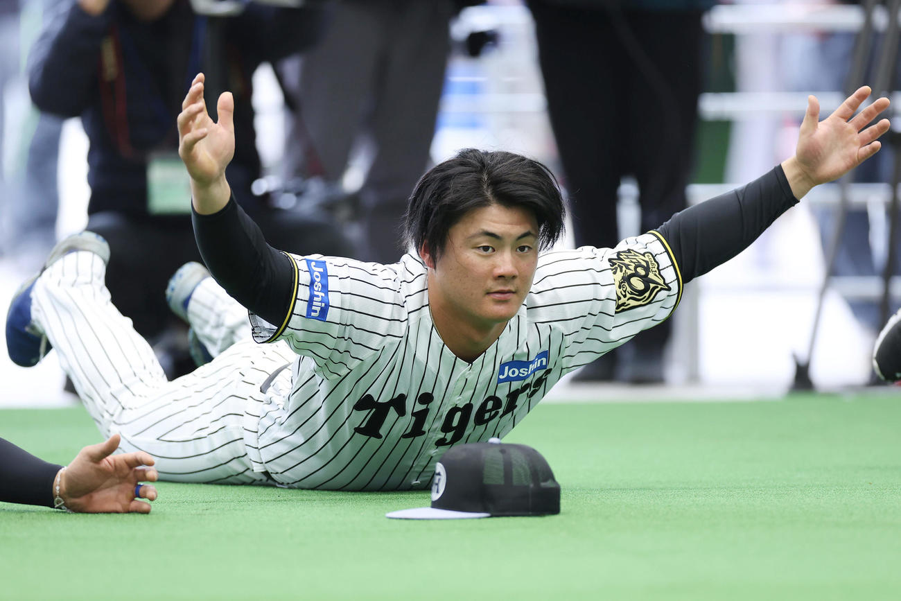 体幹トレーニングを行う阪神前川（撮影・前田充）