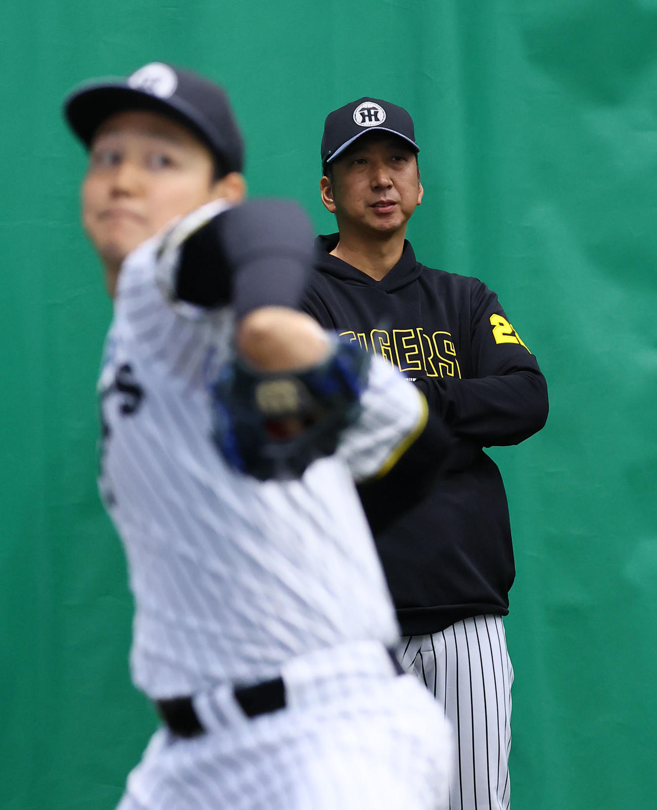 ブルペンで投球練習をする木下を見つめる藤川監督（撮影・藤尾明華）