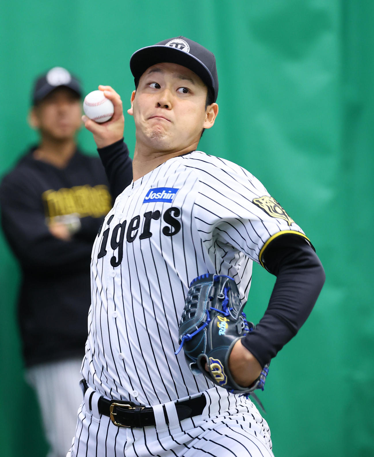 ブルペンで投球練習をする木下（撮影・藤尾明華）