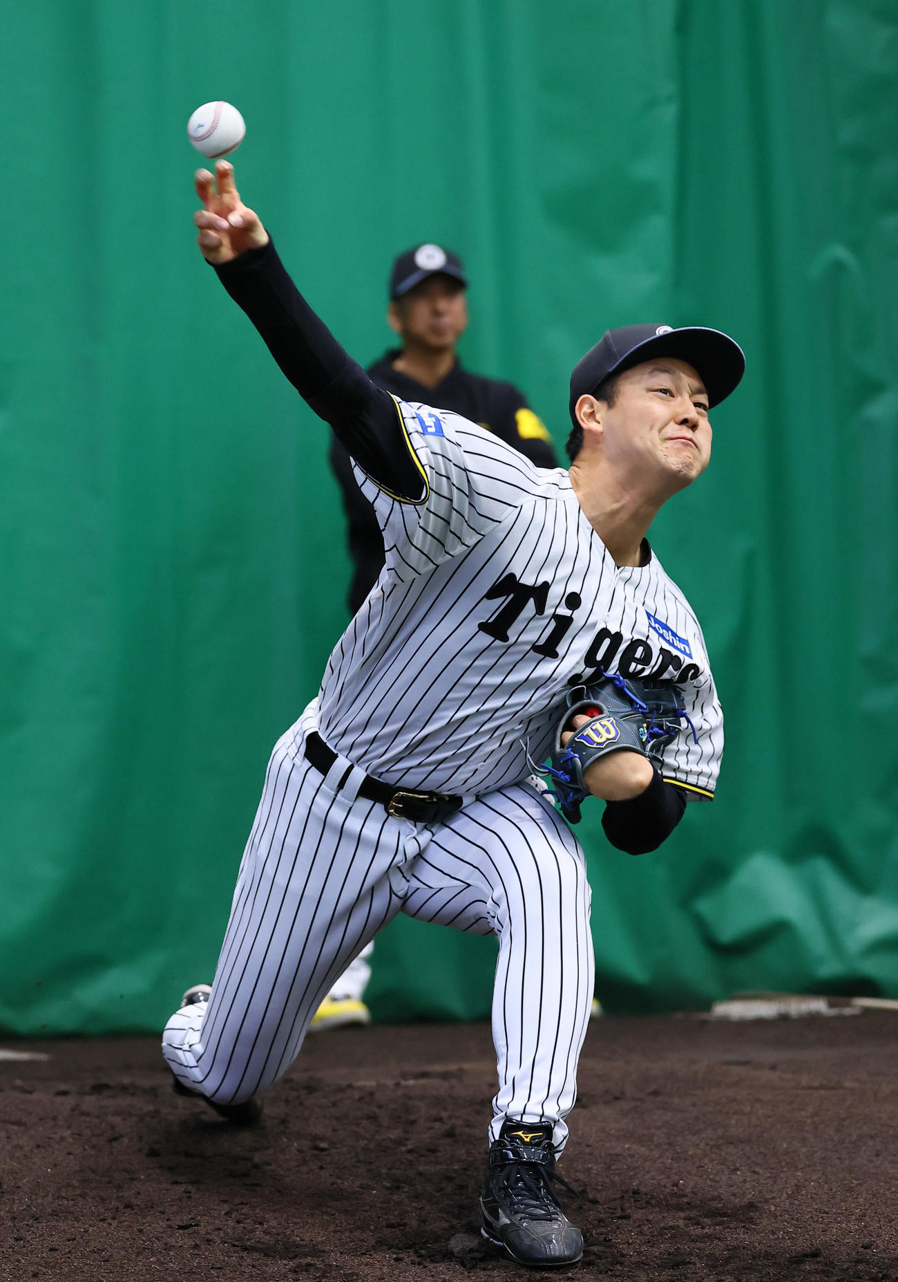 藤川監督が見つめる中、ブルペンで投球練習をする木下（撮影・藤尾明華）