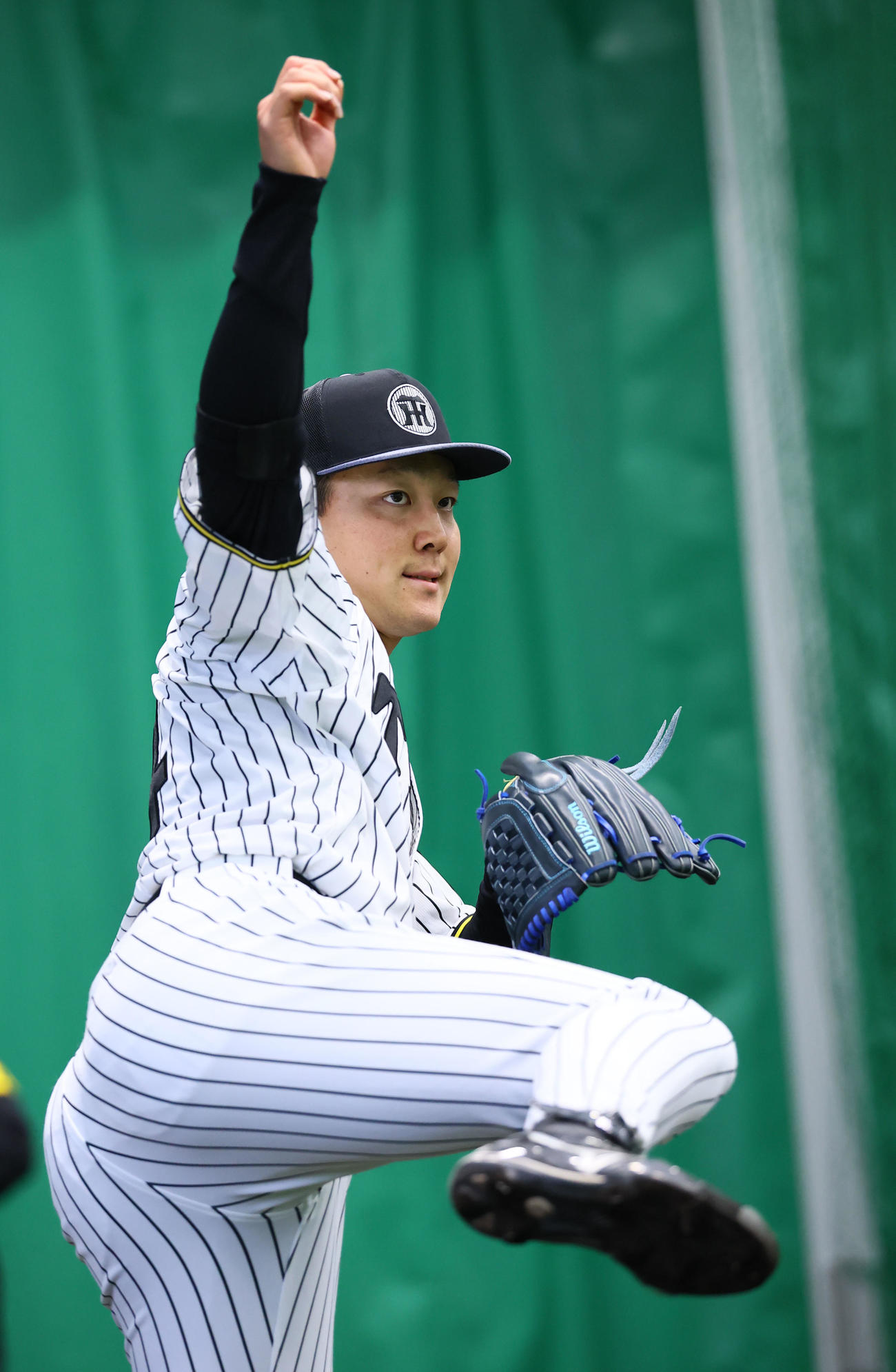 ブルペンで投球練習をする木下（撮影・藤尾明華）