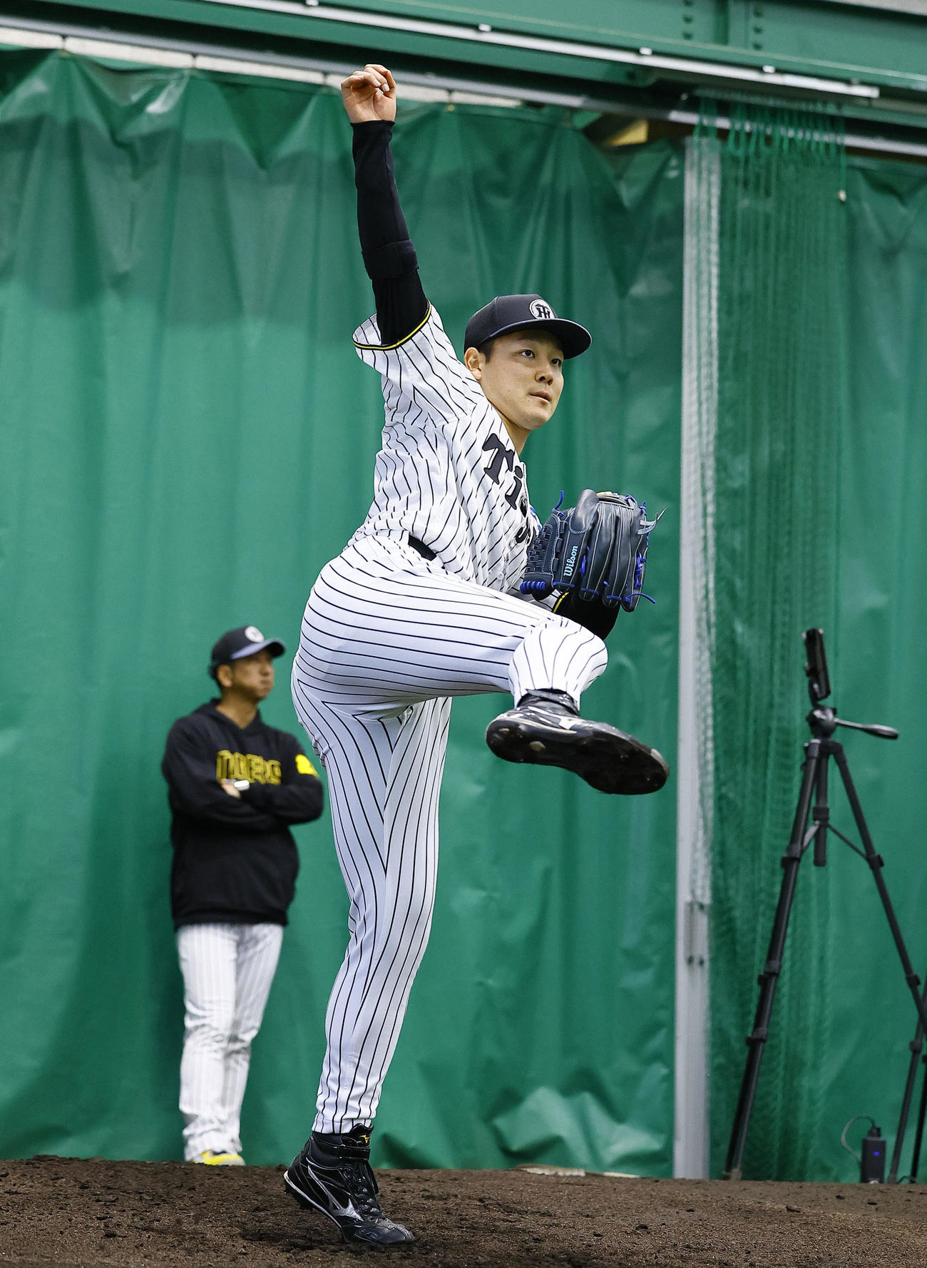 ブルペンで投球練習をする木下（撮影・藤尾明華）