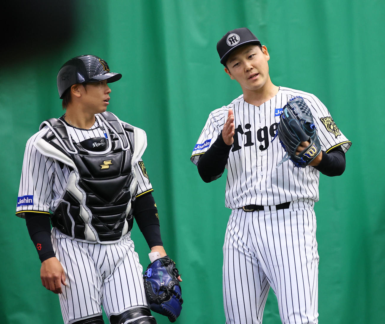 ブルペン投球を終え、話しをする梅野（左）と木下（撮影・藤尾明華）