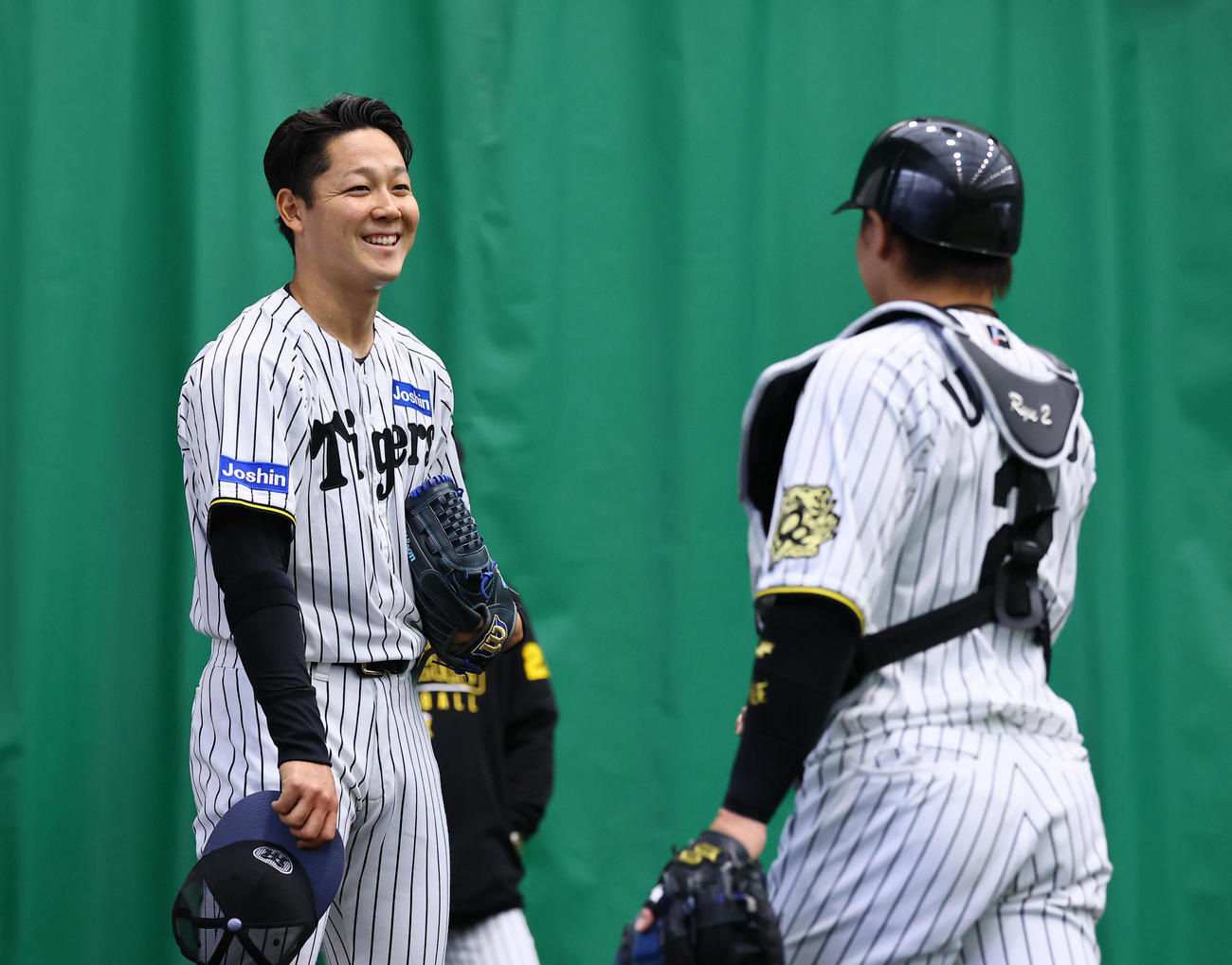 ブルペン投球を終え、梅野（右）と話しをする木下（撮影・藤尾明華）