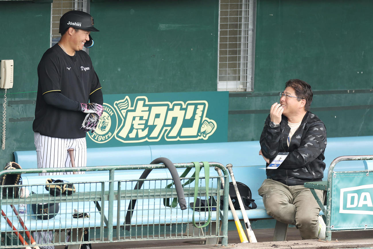 視察に訪れた真中氏（右）にあいさつする阪神大山（撮影・前田充）