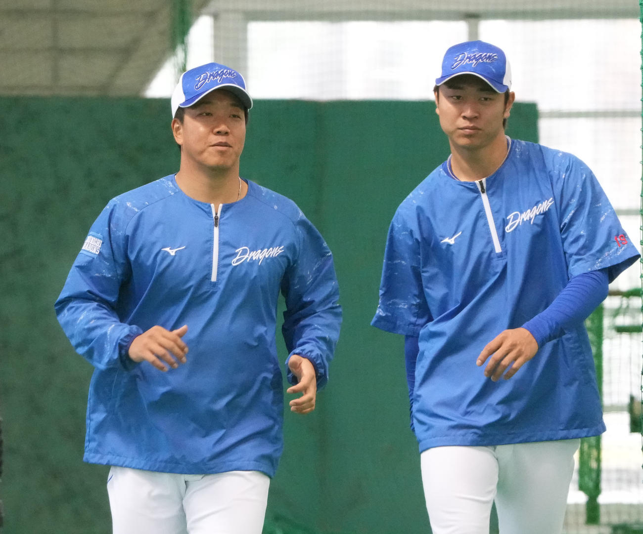 高橋宏と言葉を交わす柳（左）（撮影・森本幸一）