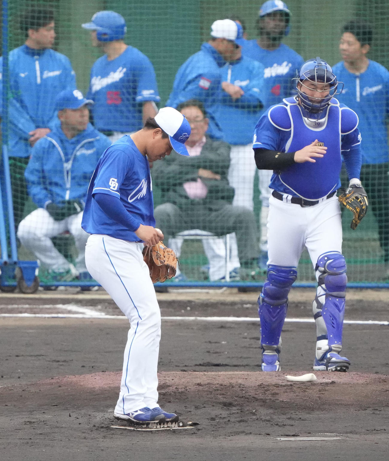 シート打撃練習に登板する柳（左）（撮影・森本幸一）