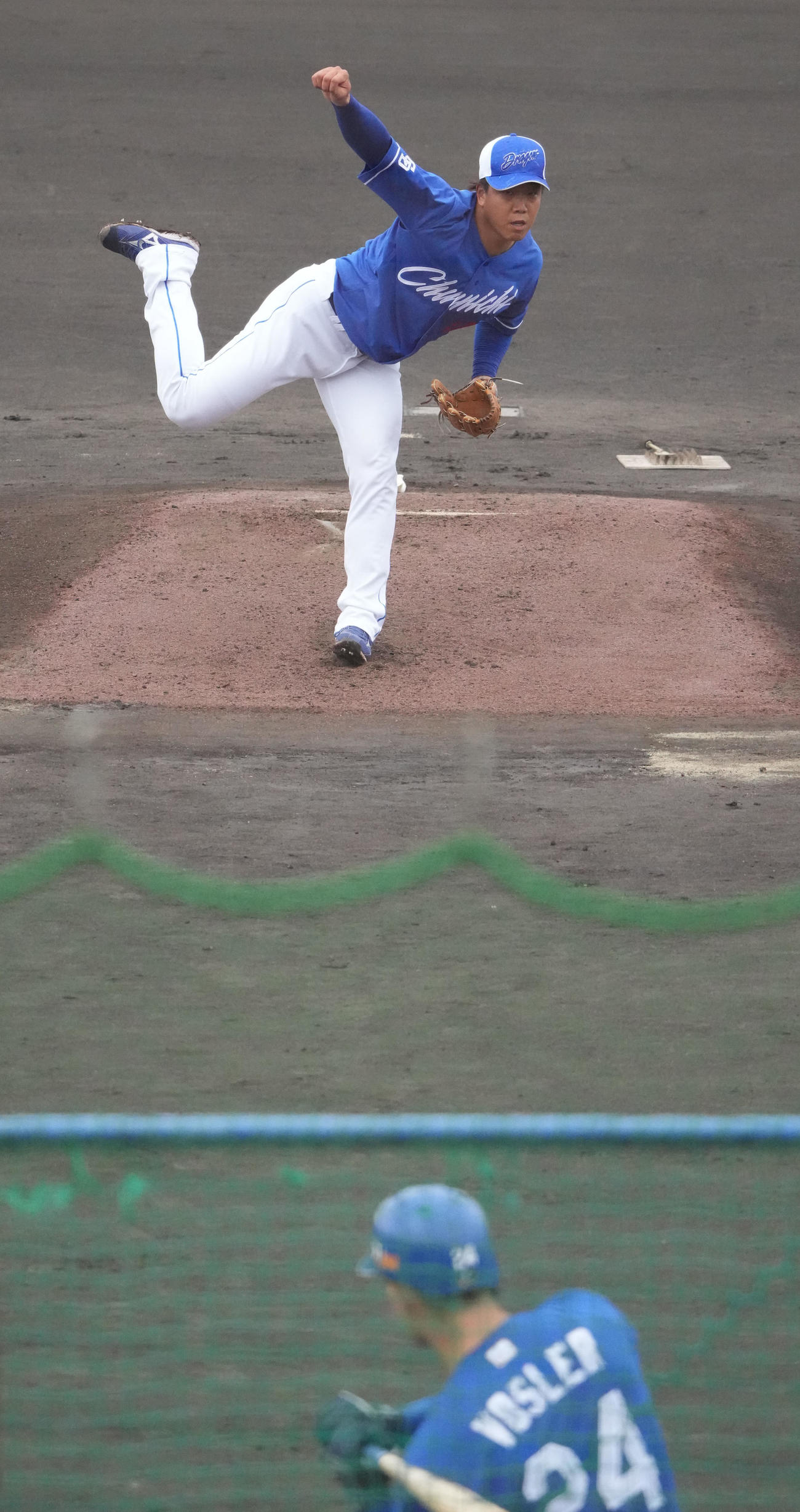 シート打撃練習に登板する柳（撮影・森本幸一）