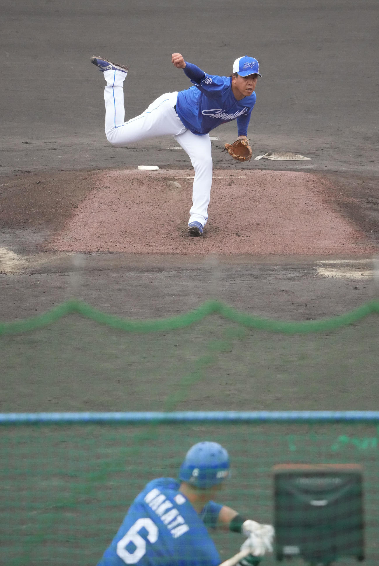 シート打撃練習に登板する柳（撮影・森本幸一）