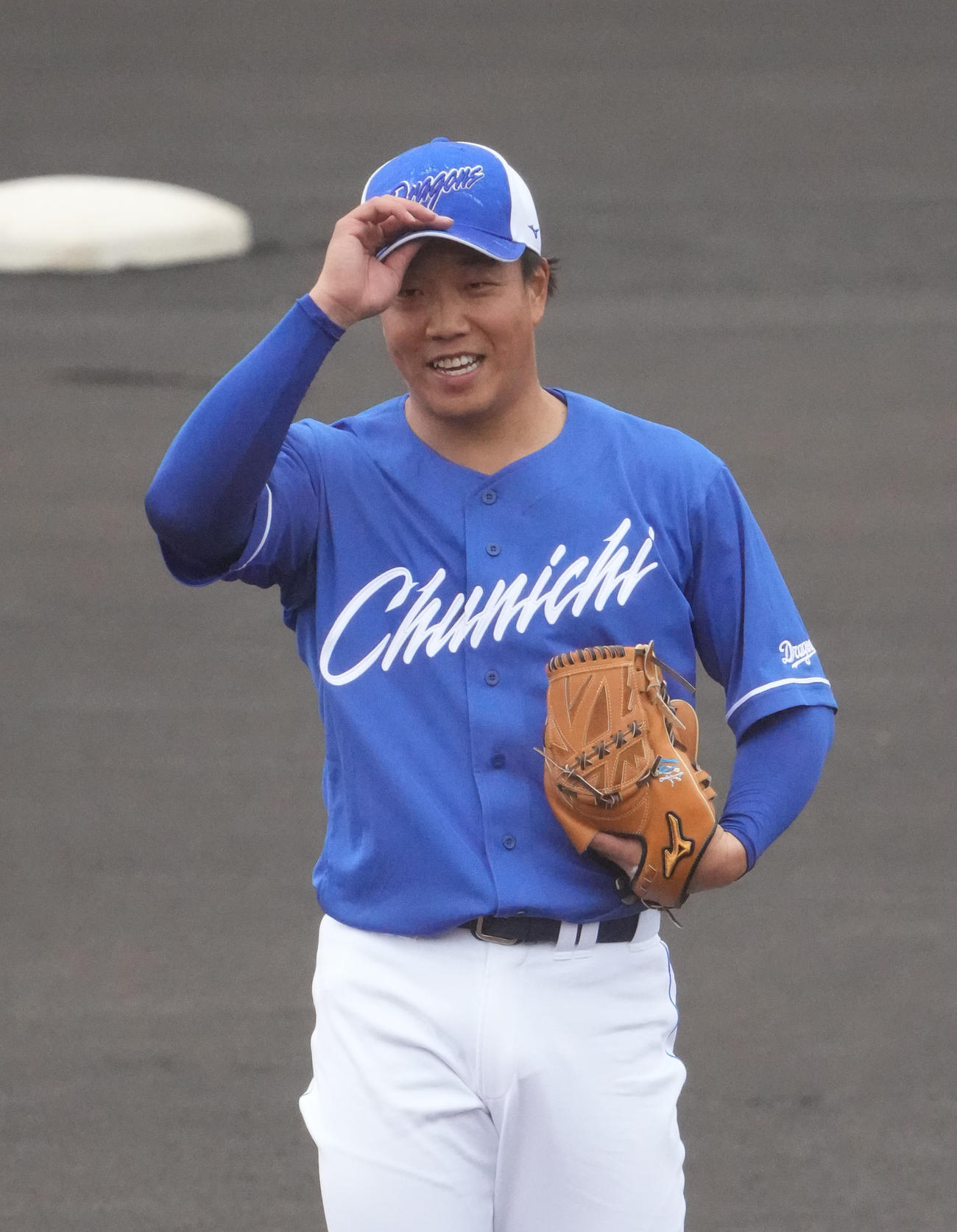 シート打撃練習に登板し合間に明るい表情を見せる柳（撮影・森本幸一）
