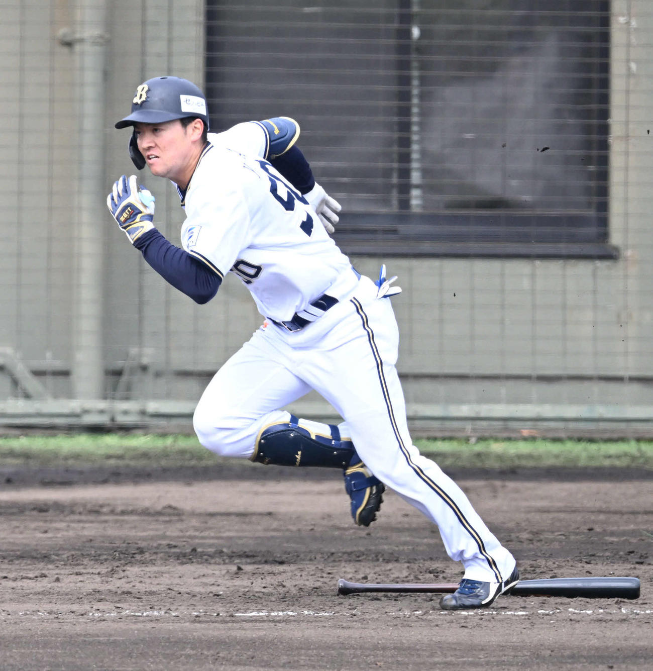 5回裏白2死、右前打を放つ山中（撮影・和賀正仁）