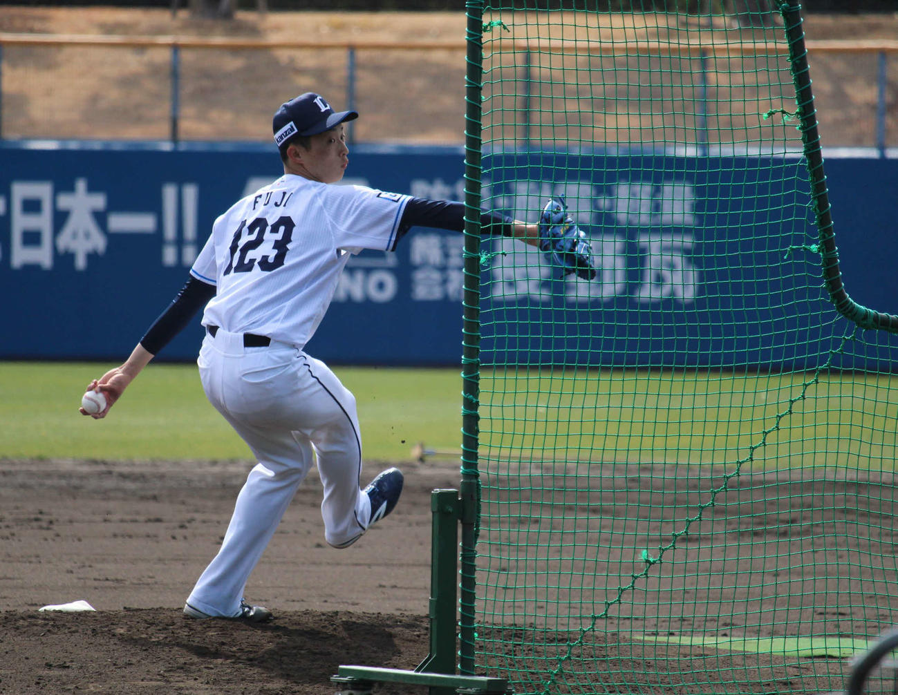 打撃投手を務めた西武育成ドラフト1位の冨士（撮影・金子真仁）