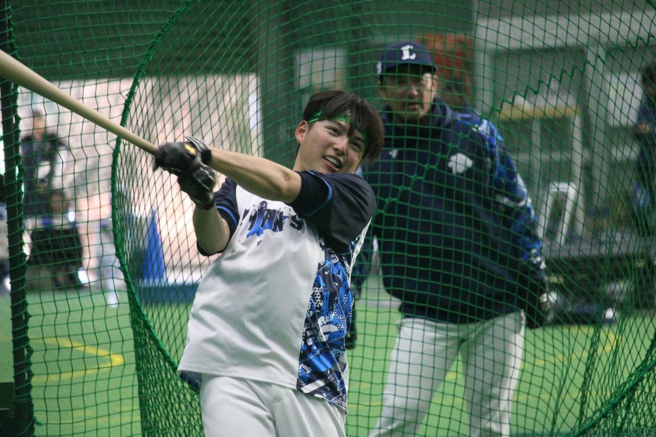 特打を声を張りながら盛り上げる西武金子（撮影・金子真仁）