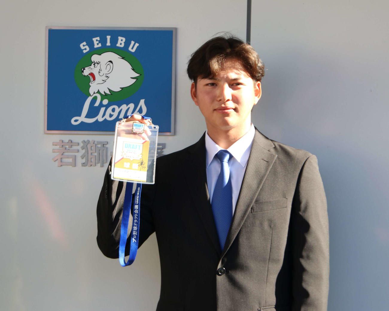 松井監督のサインが入ったドラフトパスを持ち込んだ西武育成ドラフト4位の金子功（撮影・山崎純一）