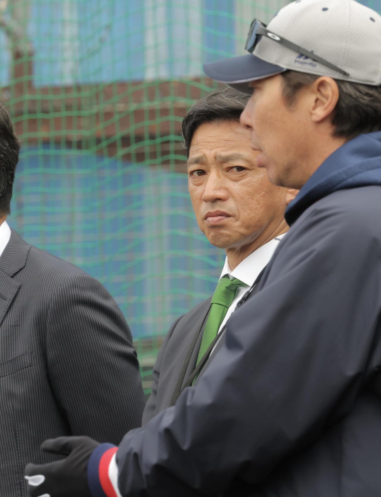 練習を見守る田口氏。手前はヤクルト高津監督（撮影・河田真司）