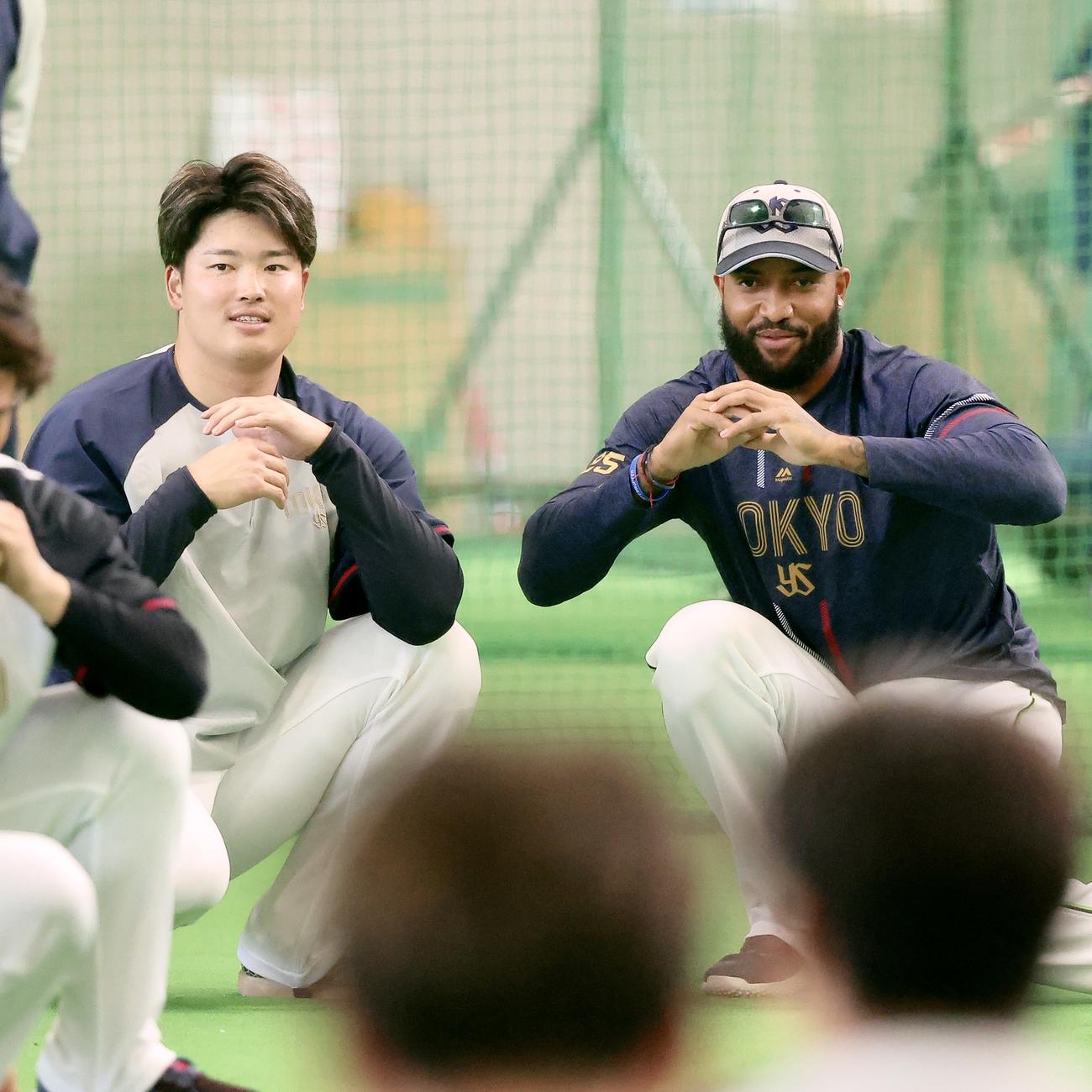 ストレッチするヤクルト村上（左）とサンタナ（撮影・河田真司）