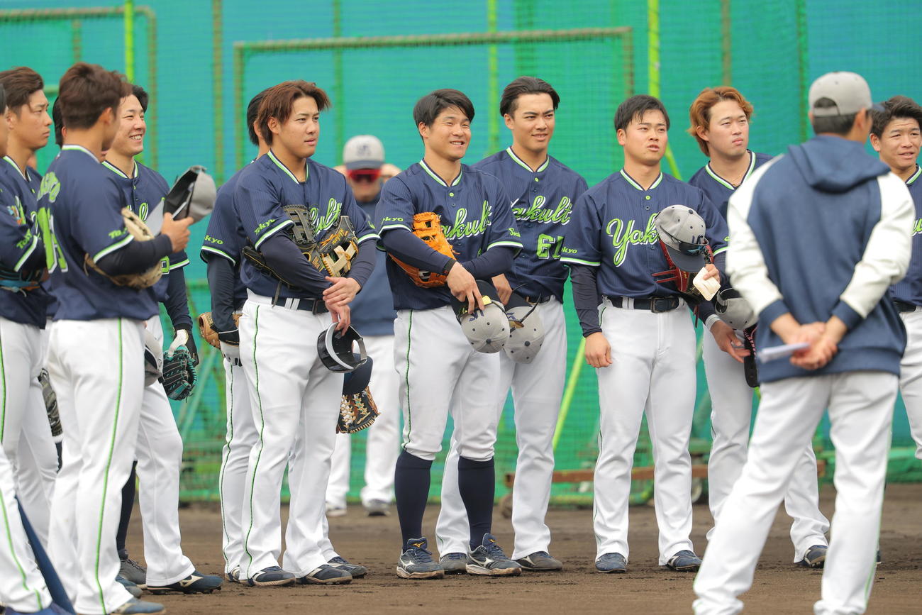 円陣を組むヤクルト茂木（中央）ら（撮影・河田真司）