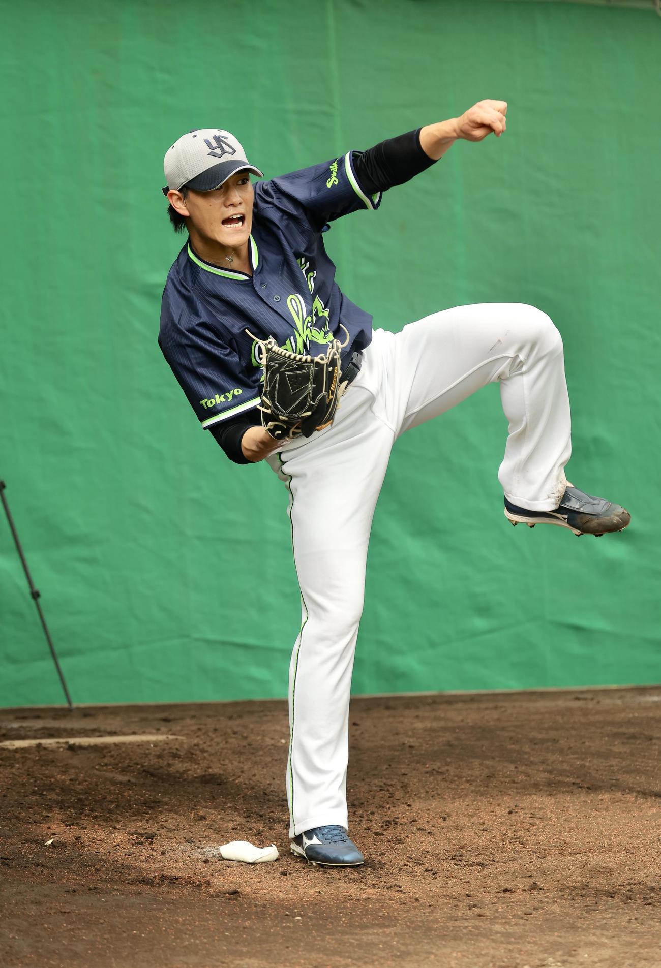 ブルペン投球するヤクルト高橋（撮影・河田真司）