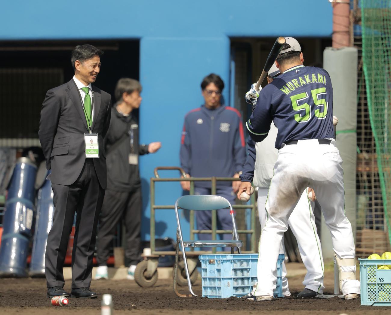 打撃練習するヤクルト村上（右）。左は田口氏（撮影・河田真司）