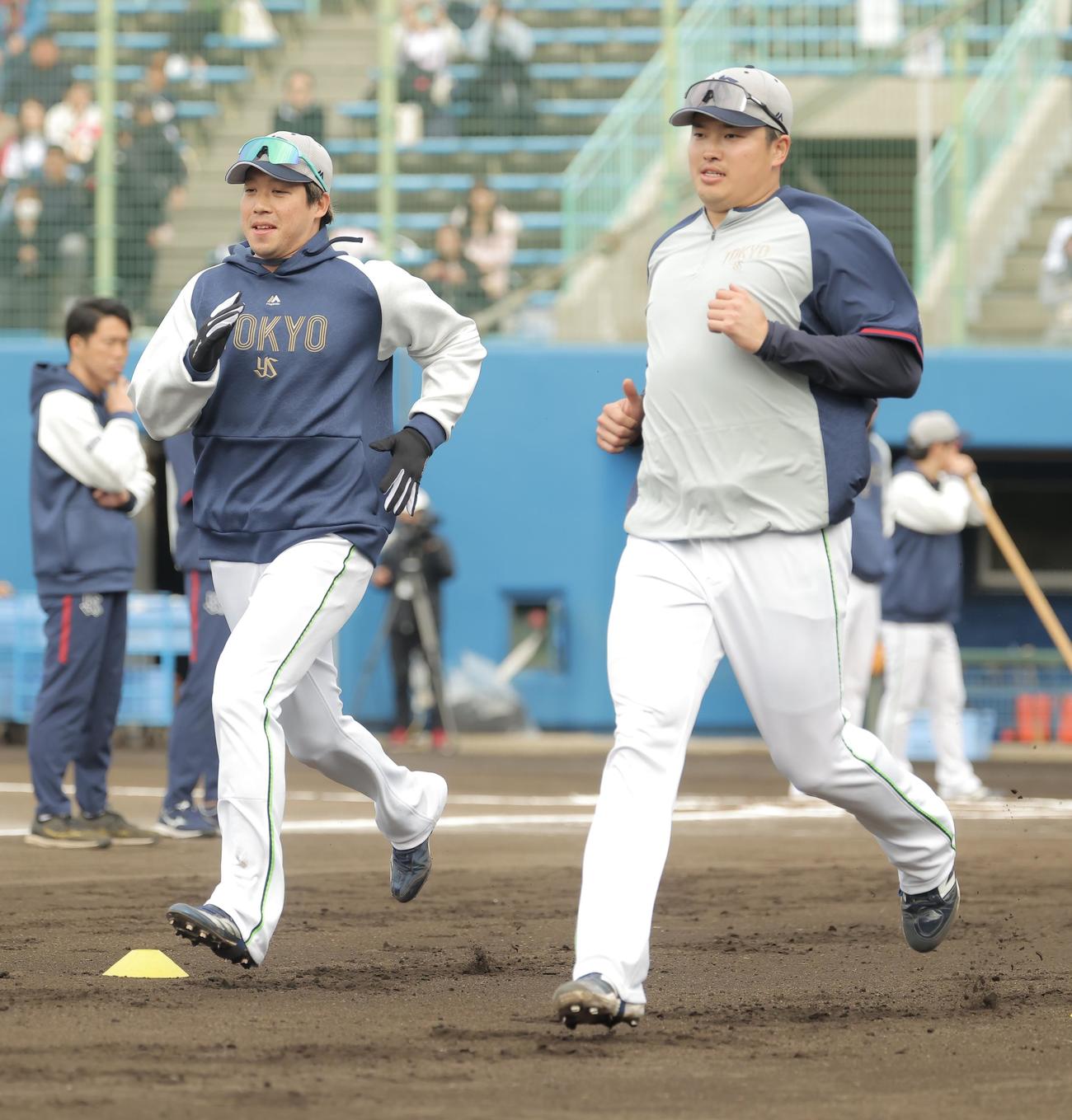 スパイクチェックでダッシュするヤクルト山田（左）と村上（撮影・河田真司）