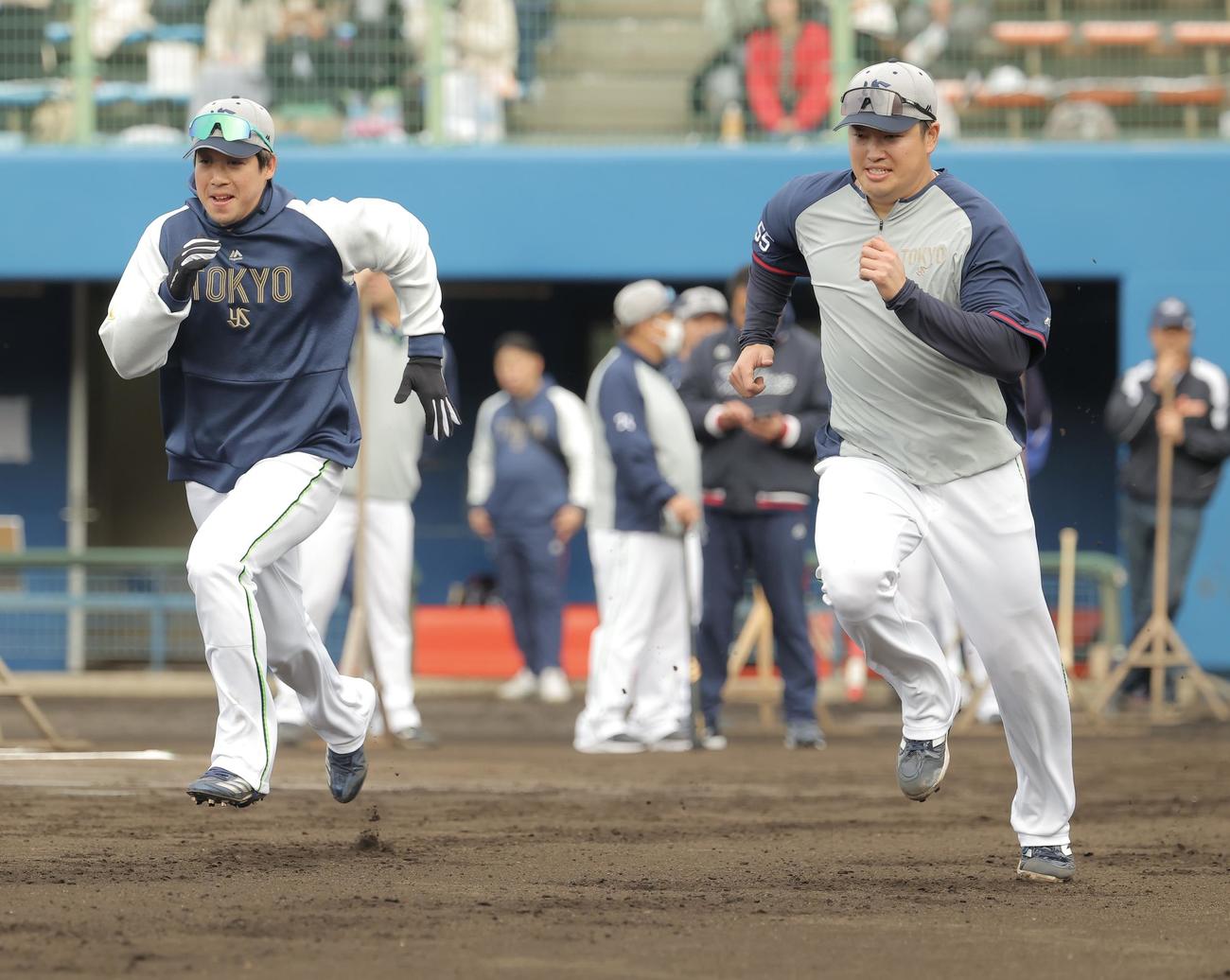 スパイクチェックでダッシュするヤクルト山田（左）と村上（撮影・河田真司）