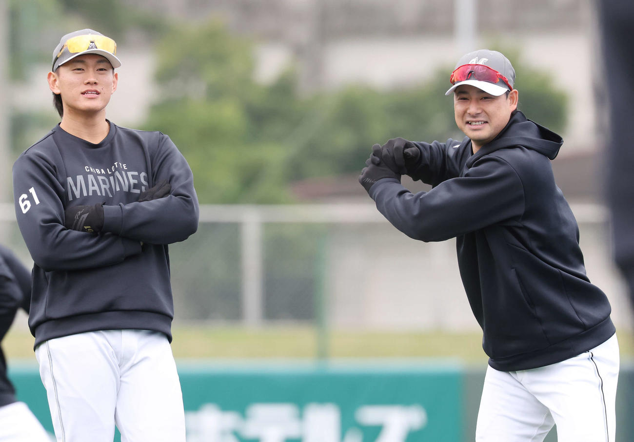 春季キャンプの合間、藤岡裕大（右）と笑顔を見せる