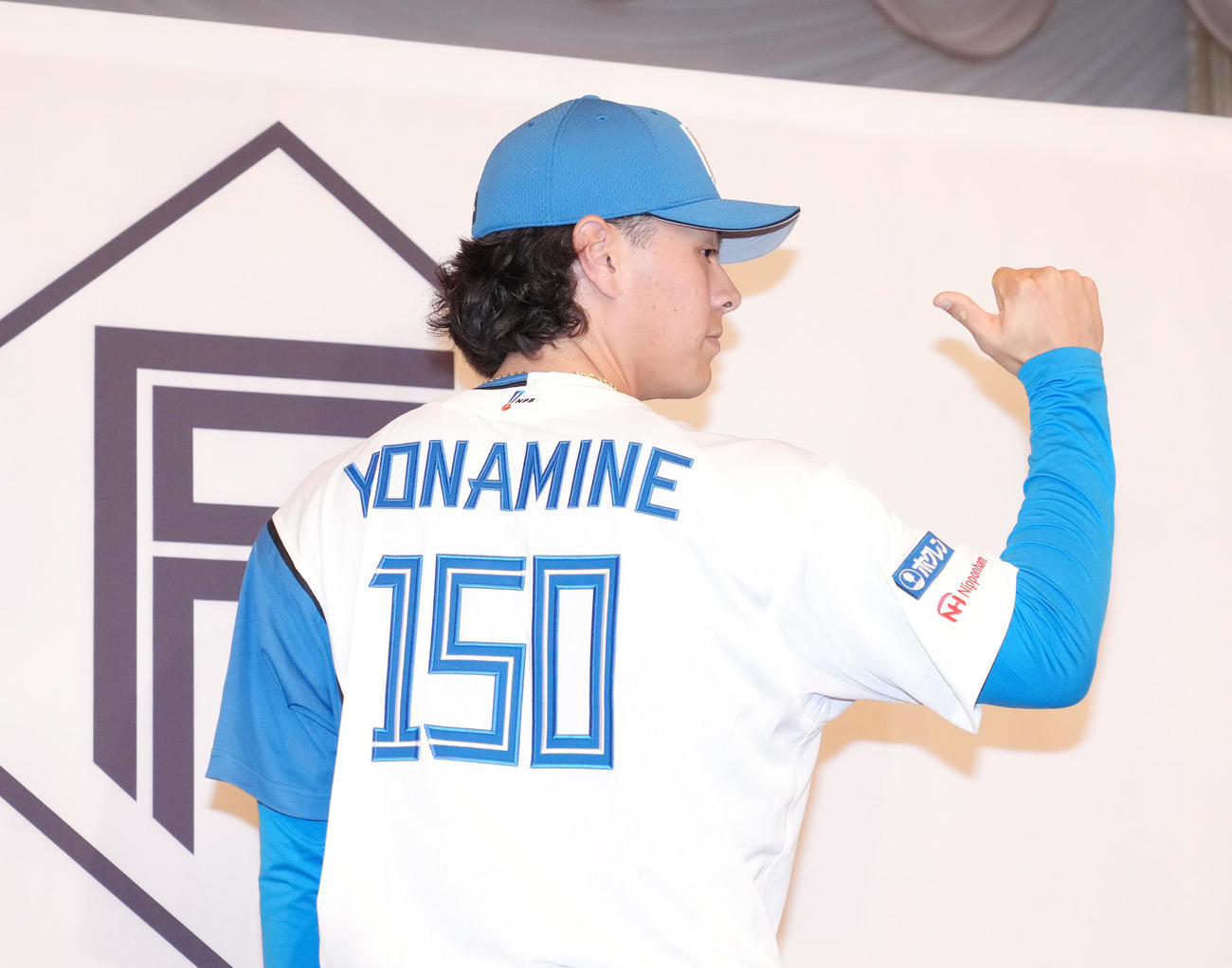 日本ハムと育成契約を結んだマイカ与那嶺は背番号「150」を披露する（撮影・足立雅史）