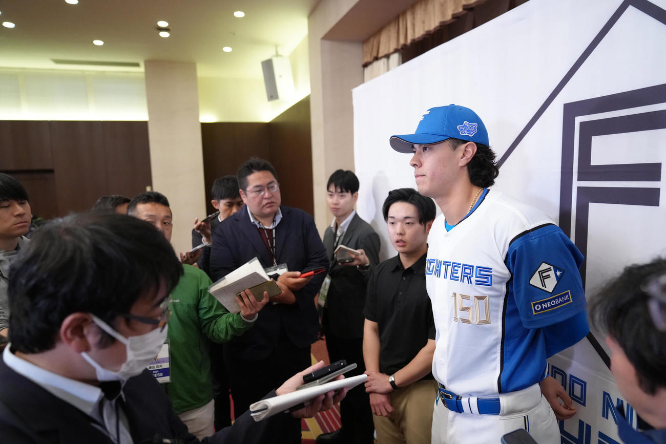 日本ハムと育成契約を結んだマイカ与那嶺は記者からの質問に答える（撮影・足立雅史）