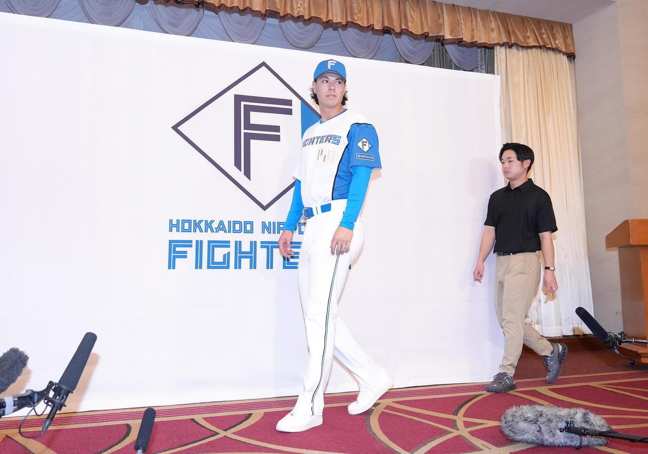 日本ハムと育成契約を結び、会見に臨むマイカ与那嶺（撮影・足立雅史）