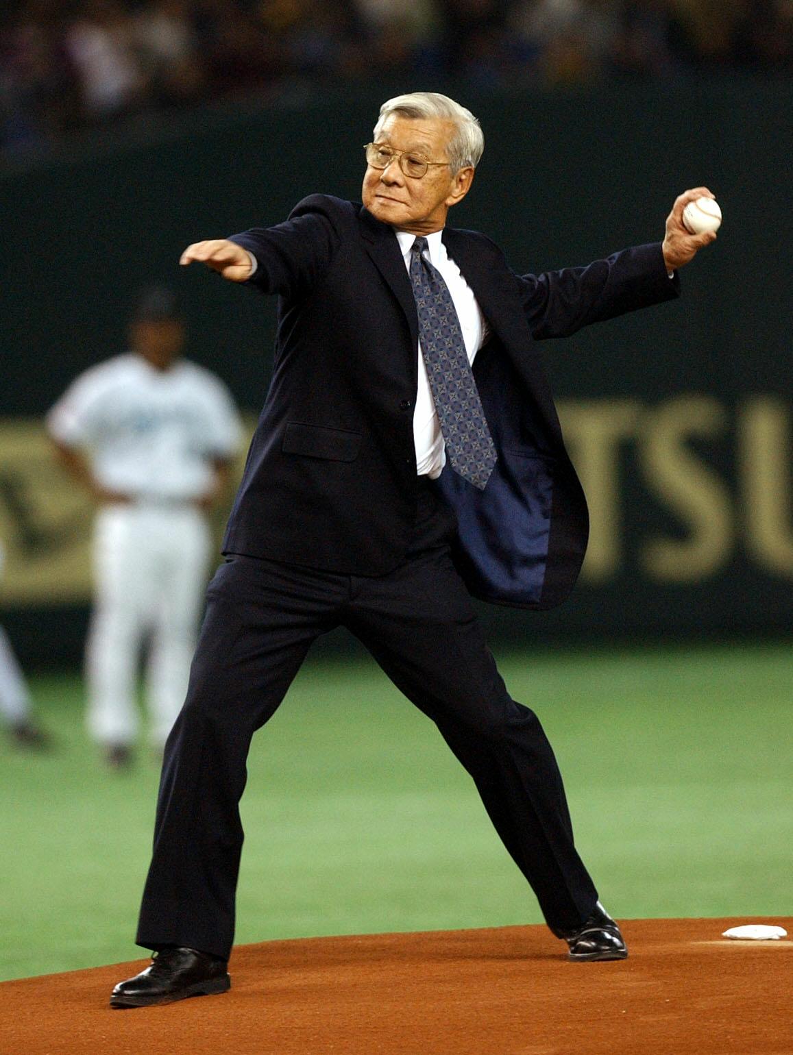 始球式をする元巨人与那嶺要氏（02年11月撮影）