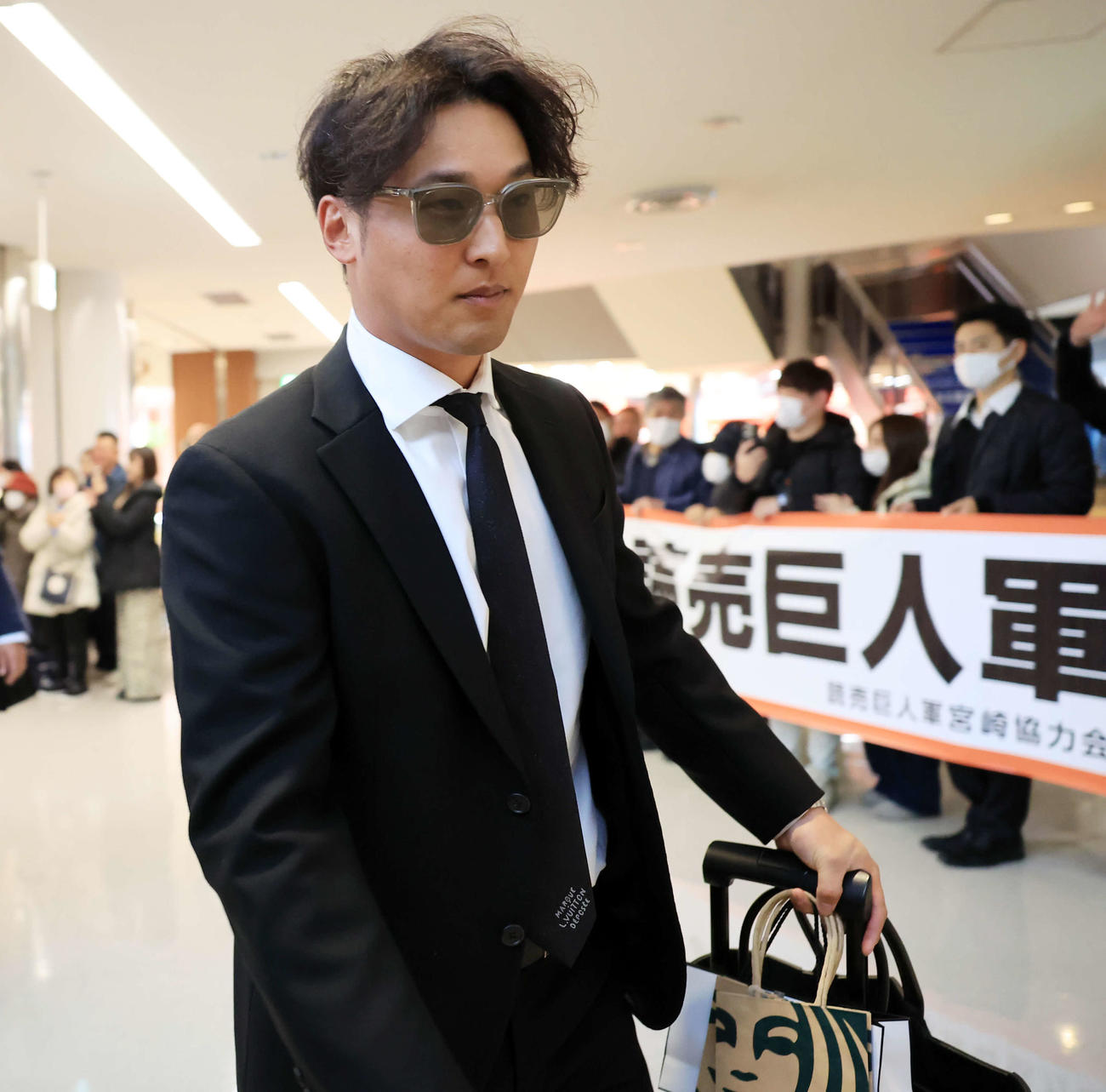 宮崎から那覇に移動する巨人吉川（撮影・浅見桂子）