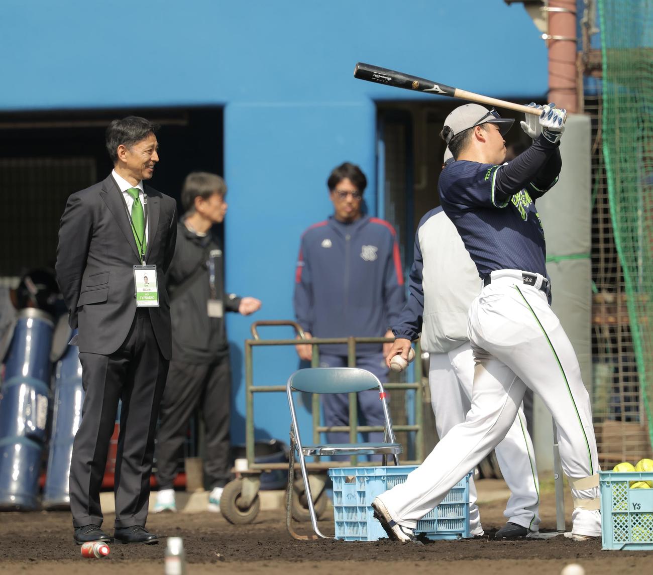 打撃練習するヤクルト村上（右）。左は田口氏（撮影・河田真司）