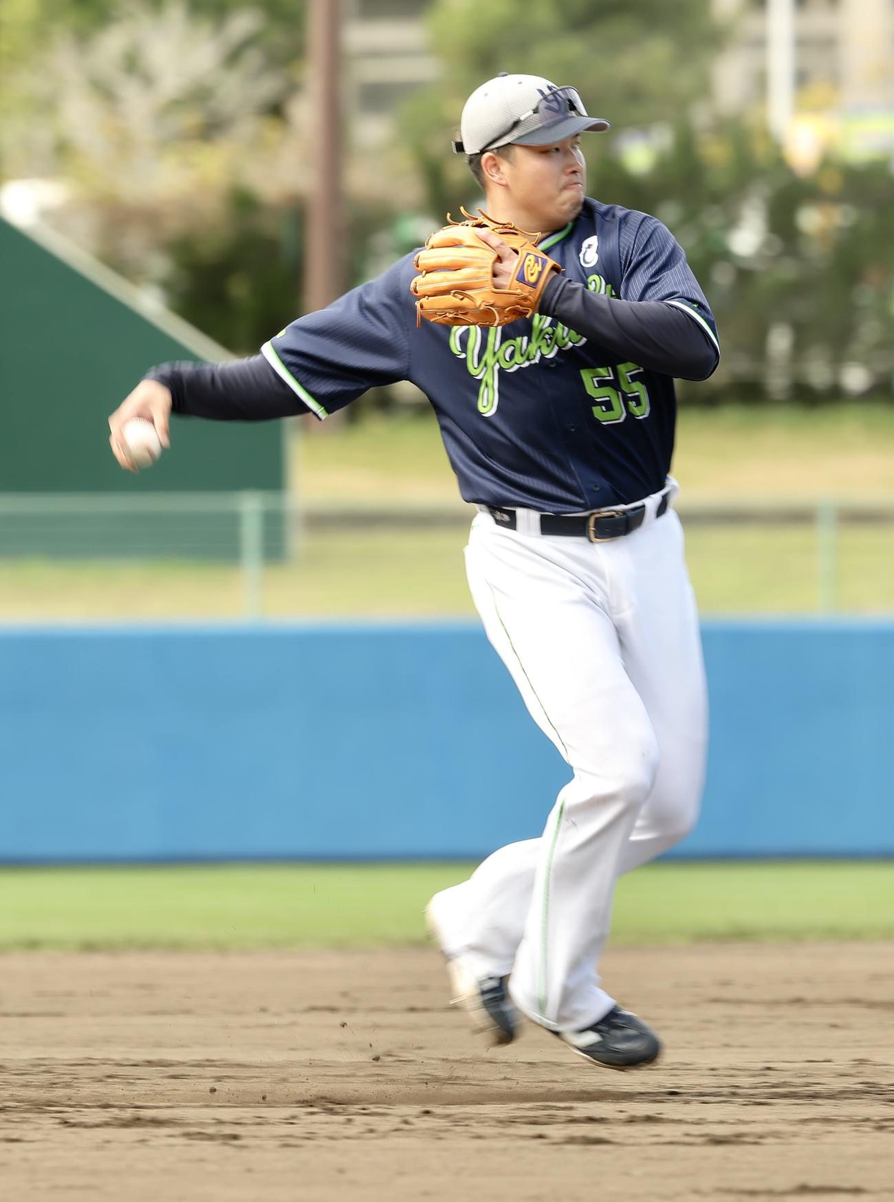 ノックを受けるヤクルト村上（撮影・河田真司）