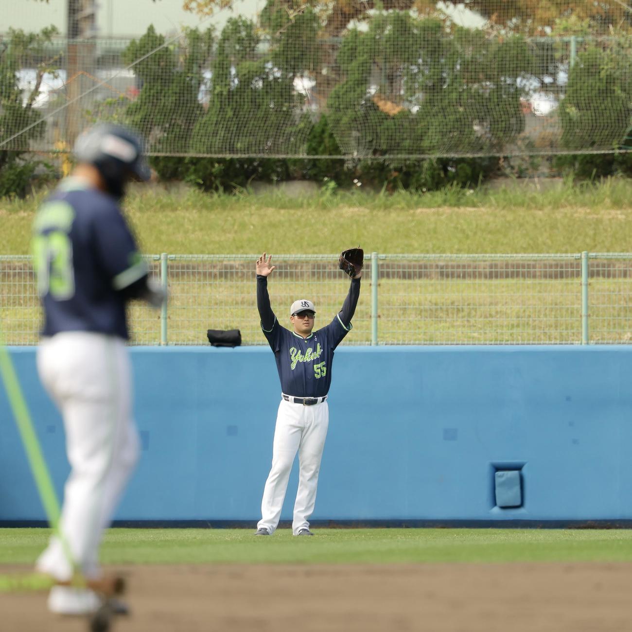 外野で練習に臨むヤクルト村上（撮影・河田真司）