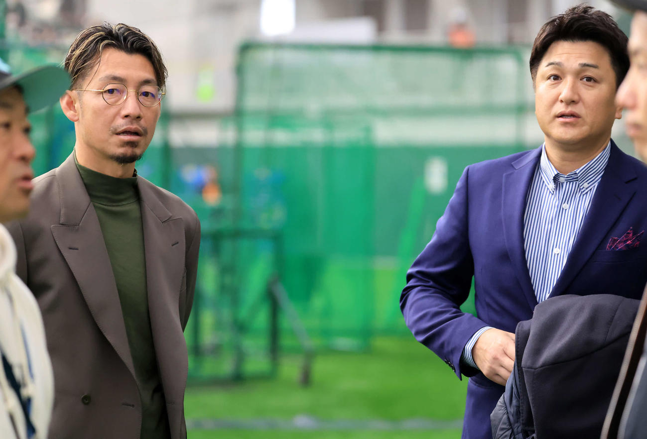 巨人キャンプを視察に訪れた鳥谷敬氏（左）と高橋由伸氏（2025年2月2日撮影）