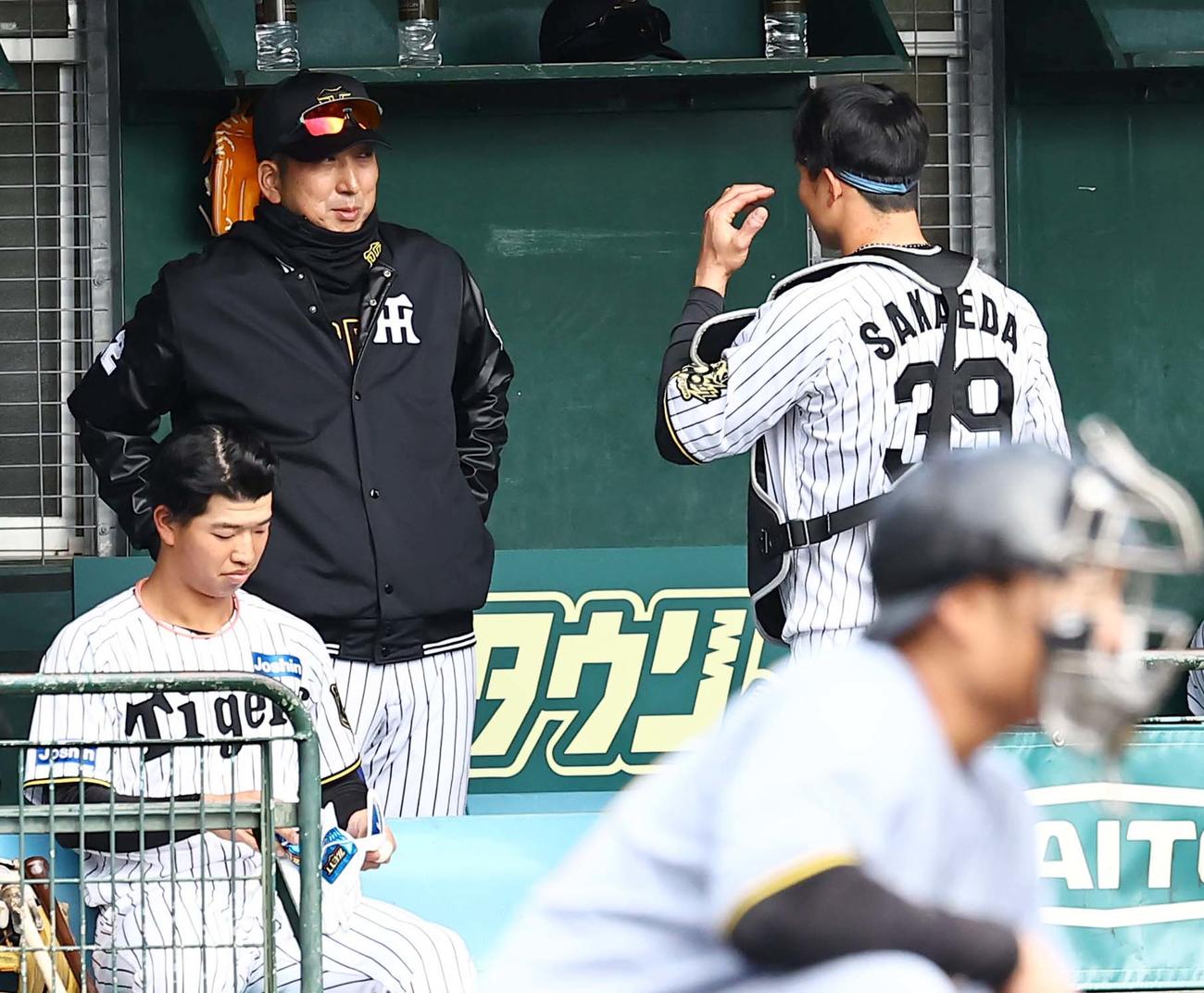 8日の紅白戦　ベンチで栄枝（右）に声を掛ける藤川監督