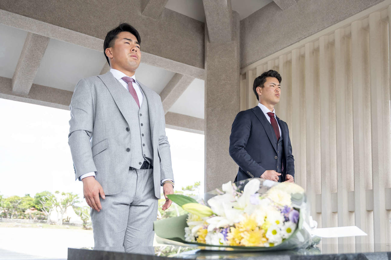 沖縄平和祈念公園を訪問し献花した巨人浅野（左）と荒巻（球団提供）