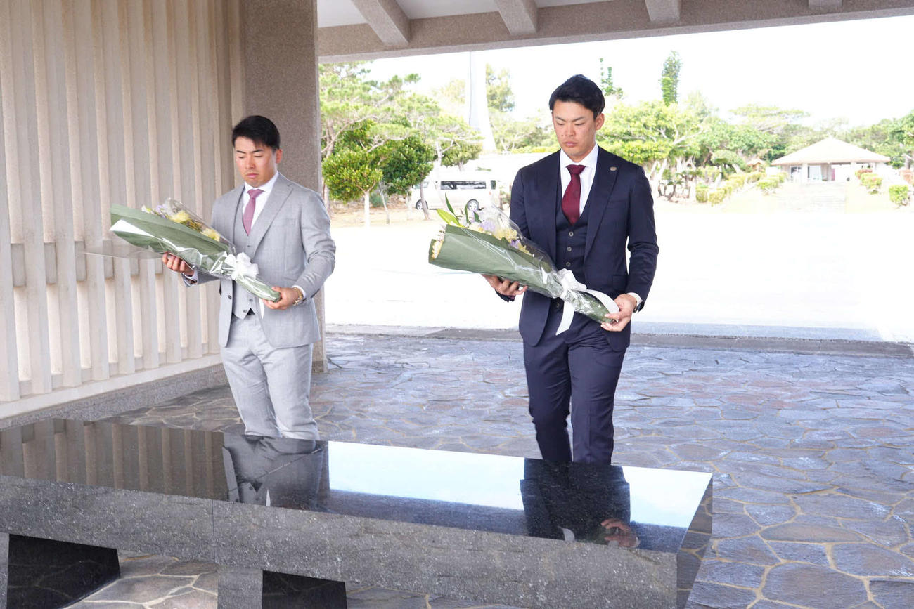 沖縄平和祈念公園を訪問し献花する巨人浅野（左）と荒巻（球団提供）