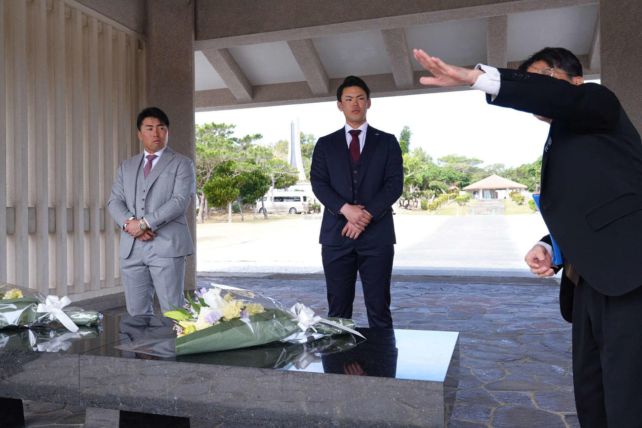 沖縄平和祈念公園を訪問し献花する巨人浅野（左）と荒巻（球団提供）