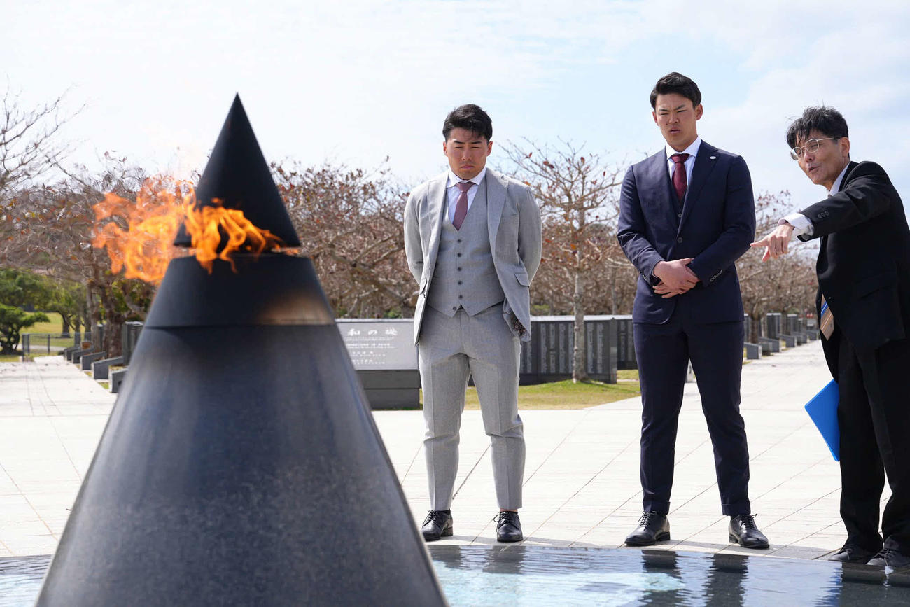 沖縄平和祈念公園を訪問した巨人浅野（左）と荒巻（中央）（球団提供）