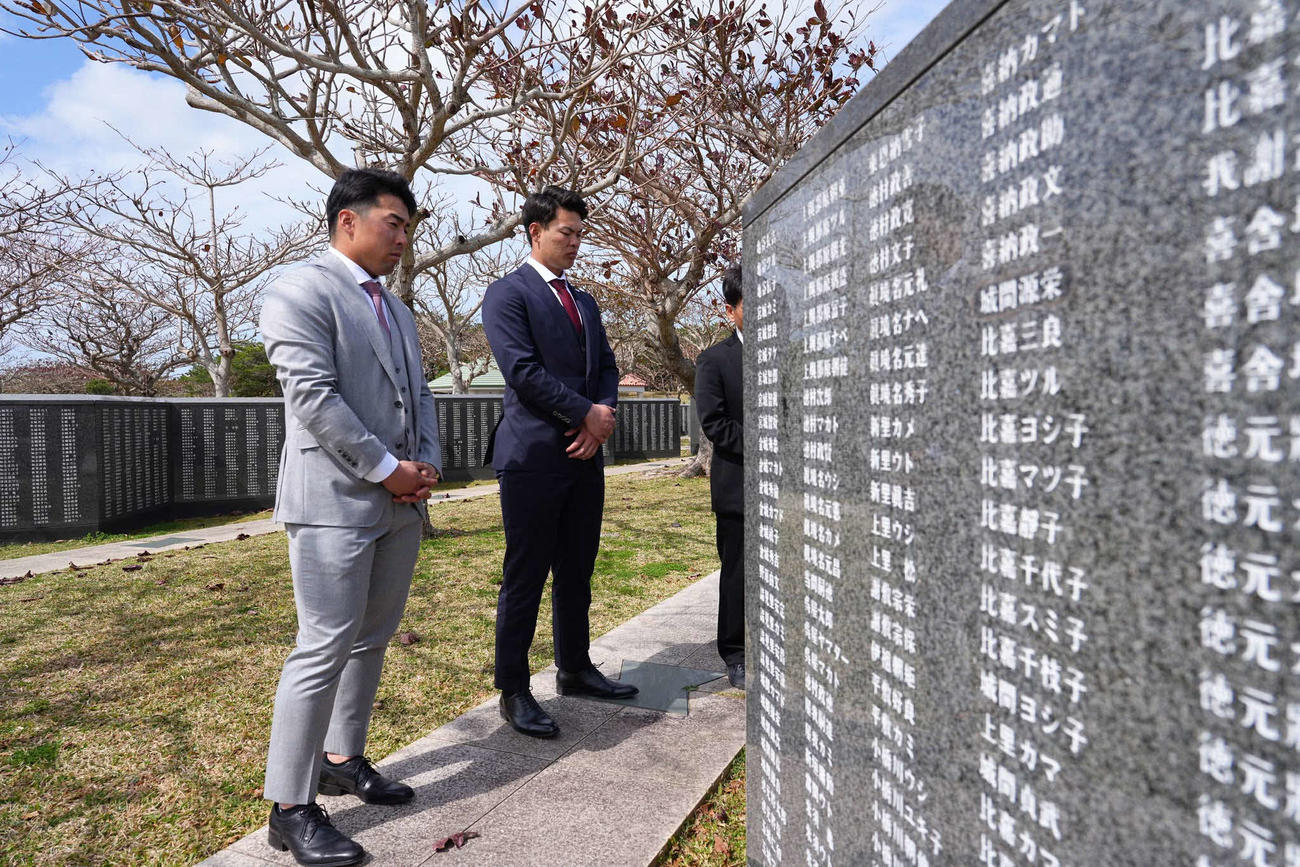 沖縄平和祈念公園を訪問した巨人浅野（左）と荒巻（球団提供）